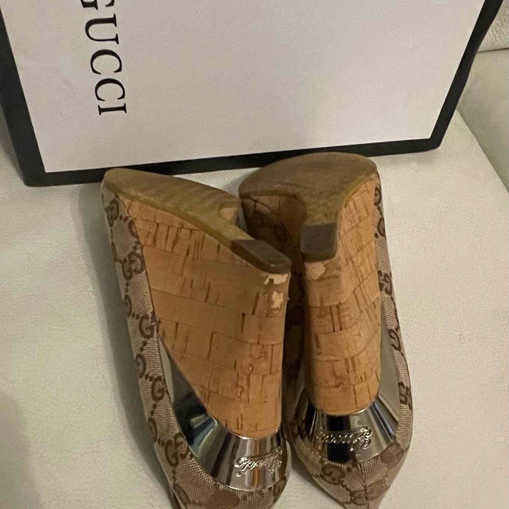 Gucci Monogram Beige GG Canvas Peep-Toe Pumps with Bow - Picture 8 of 14